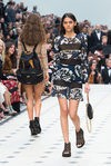 Vestido azul de estampado floral de la colección de Burberry primavera/verano 2016 en London Fashion Week