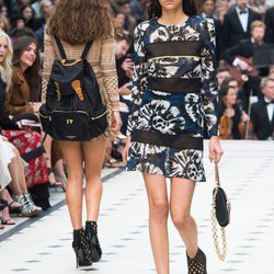 Vestido azul de estampado floral de la colección de Burberry primavera/verano 2016 en London Fashion Week