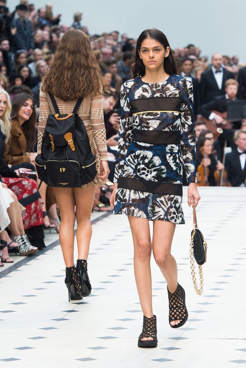 Vestido azul de estampado floral de la colección de Burberry primavera/verano 2016 en London Fashion Week