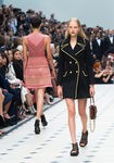 Vestido negro de la colección de Burberry primavera/verano 2016 en London Fashion Week