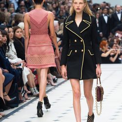 Vestido negro de la colección de Burberry primavera/verano 2016 en London Fashion Week