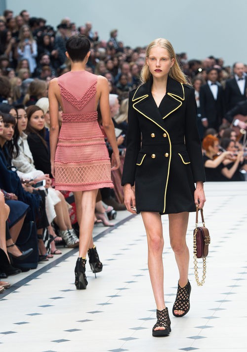 Vestido negro de la colección de Burberry primavera/verano 2016 en London Fashion Week