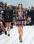 Vestido negro y malva de la colección de Burberry primavera/verano 2016 en London Fashion Week