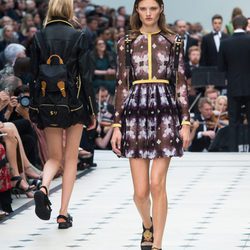 Vestido negro y malva de la colección de Burberry primavera/verano 2016 en London Fashion Week
