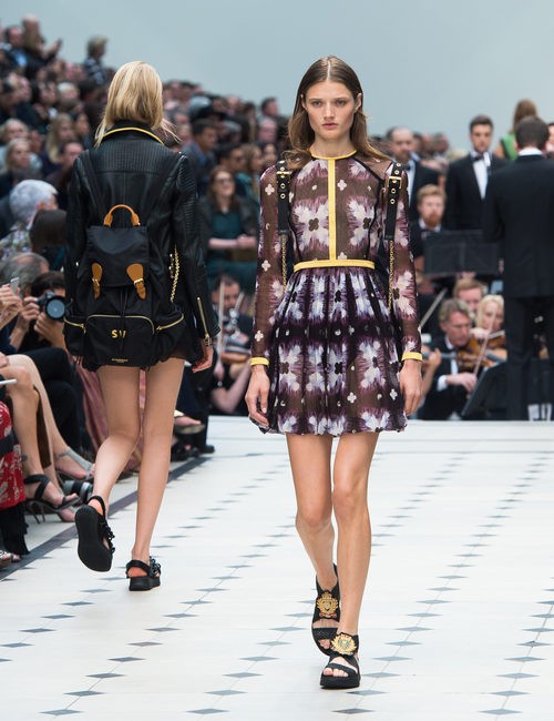 Vestido negro y malva de la colección de Burberry primavera/verano 2016 en London Fashion Week