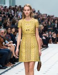 Vestido mostaza de la colección de Burberry para la primavera/verano 2016 en London Fashion Week