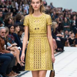 Vestido mostaza de la colección de Burberry para la primavera/verano 2016 en London Fashion Week