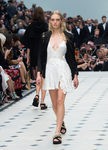 Vestido mostaza de la colección de Burberry primavera/verano 2016 en London Fashion Week