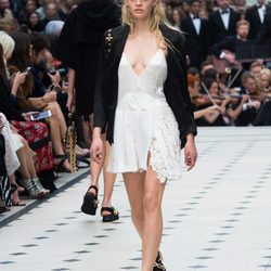 Vestido mostaza de la colección de Burberry primavera/verano 2016 en London Fashion Week