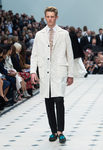 Abrigo beige y pantalón negro de la colección de Burberry primavera/verano 2016 en London Fashion Week