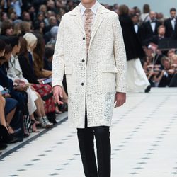 Abrigo beige y pantalón negro de la colección de Burberry primavera/verano 2016 en London Fashion Week