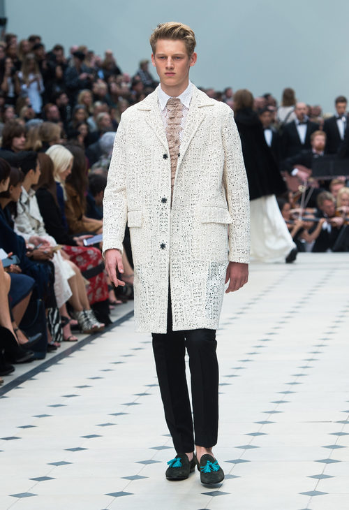 Abrigo beige y pantalón negro de la colección de Burberry primavera/verano 2016 en London Fashion Week