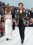 Americana de flores y pantalón negro de la colección de Burberry primavera/verano 2016 en London Fashion Week