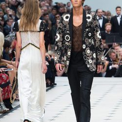 Americana de flores y pantalón negro de la colección de Burberry primavera/verano 2016 en London Fashion Week