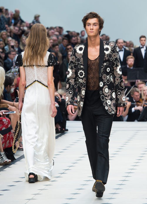 Americana de flores y pantalón negro de la colección de Burberry primavera/verano 2016 en London Fashion Week