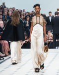 Jumpsuit beige, negro y blanco de la colección de Burberry primavera/verano 2016 en London Fashion Week
