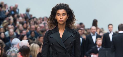 Gabardina negra de la colección de Burberry primavera/verano 2016 en London Fashion Week