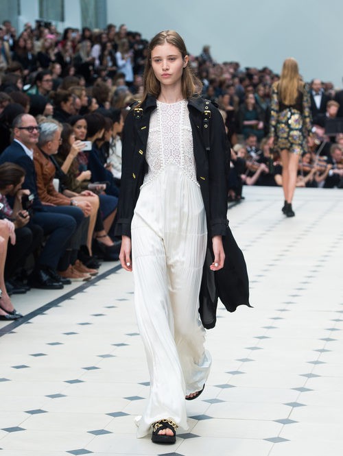 Jumpsuit blanco de la colección de Burberry primavera/verano 2016 en London Fashion Week