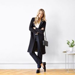 Martina Klein posa con look de colore negro para la primera campaña otoño/inverno 2015/2016 en España de la tienda online Zalando