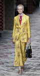 Traje de chaqueta y pantalon mostaza de primavera/verano 2016 de Gucci en MIlan Fashion Week