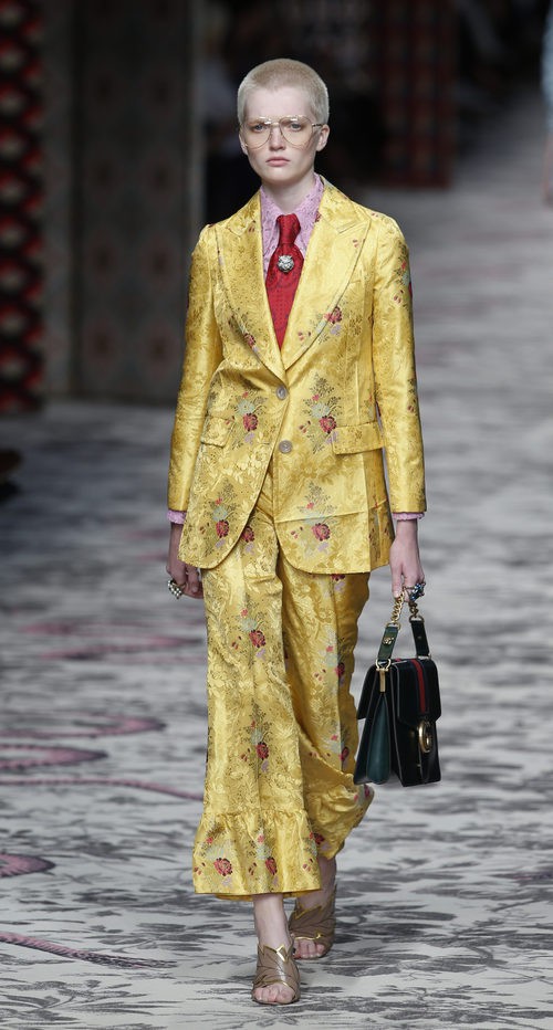 Traje de chaqueta y pantalon mostaza de primavera/verano 2016 de Gucci en MIlan Fashion Week