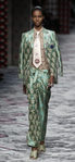 Traje de chaqueta y pantalon verde y beige de primavera/verano 2016 de Milan en London Fashion Week