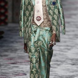 Traje de chaqueta y pantalon verde y beige de primavera/verano 2016 de Milan en London Fashion Week