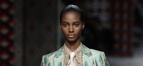 Traje de chaqueta y pantalon verde y beige de primavera/verano 2016 de Milan en London Fashion Week
