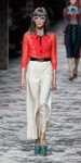 Pantalon beige y camisa roja de primavera/verano 2016 de Gucci en Milan Fashion Week