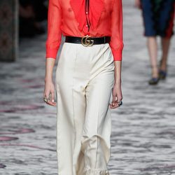 Pantalon beige y camisa roja de primavera/verano 2016 de Gucci en Milan Fashion Week