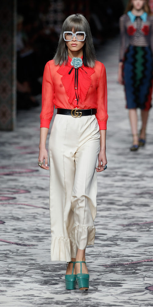 Pantalon beige y camisa roja de primavera/verano 2016 de Gucci en Milan Fashion Week