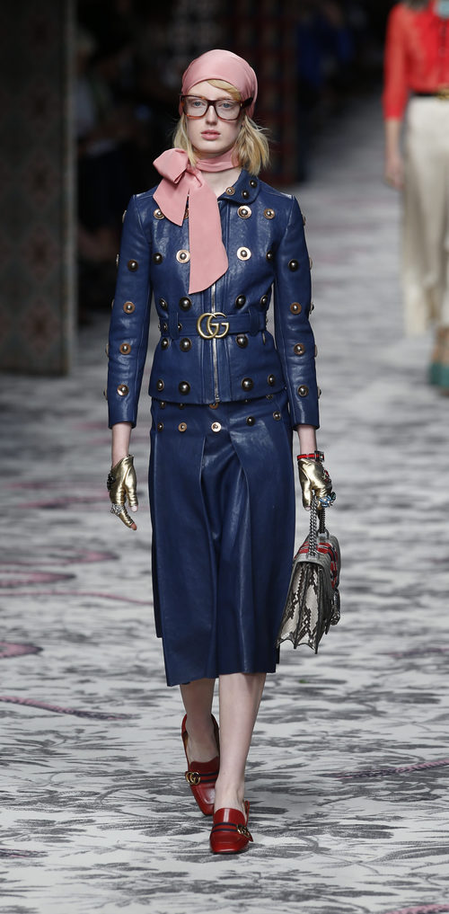 Traje de chaqueta azul marino de primavera/verano 2016 de Gucci en Milan Fashion Week