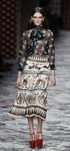 Camisa negra y falda beige de primavera/verano 2016 de Gucci en Milan Fashion Week
