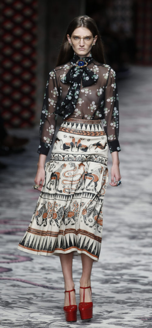 Camisa negra y falda beige de primavera/verano 2016 de Gucci en Milan Fashion Week
