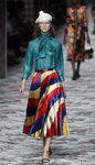 Camisa verde y falda de rayas de primavera/verano 2016 de Gucci en Milan Fashion Week