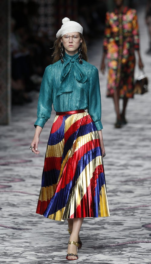 Camisa verde y falda de rayas de primavera/verano 2016 de Gucci en Milan Fashion Week