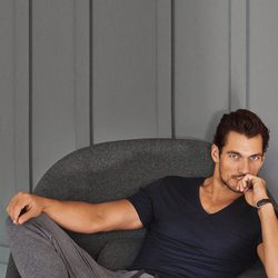 David Gandy con pantalón gris y camiseta negra de la colección especial de Autograph para Marks&Spencer