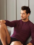 David Gandy con camiseta de pijama granate de la colección especial de Autograph para Marks&Spencer