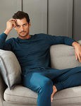 David Gandy con pijama azul de la colección especial de Autograph para Marks&Spencer