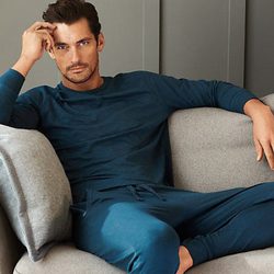 David Gandy con pijama azul de la colección especial de Autograph para Marks&Spencer