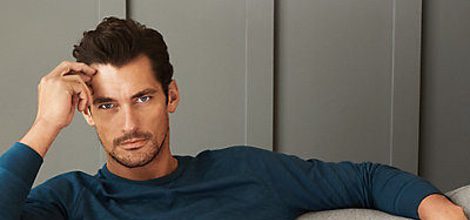 David Gandy con pijama azul de la colección especial de Autograph para Marks&Spencer