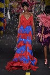 Vestido de flecos rojos y azules de Moschino en la Milan Fashion Week primavera/verano 2016