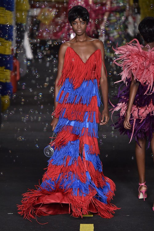 Vestido de flecos rojos y azules de Moschino en la Milan Fashion Week primavera/verano 2016