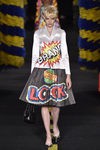 Falda plisada negra de Moschino en la Milan Fashion Week primavera/verano 2016