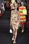 Traje dos piezas de flores de Moschino en la Milan Fashion Week primavera/verano 2016