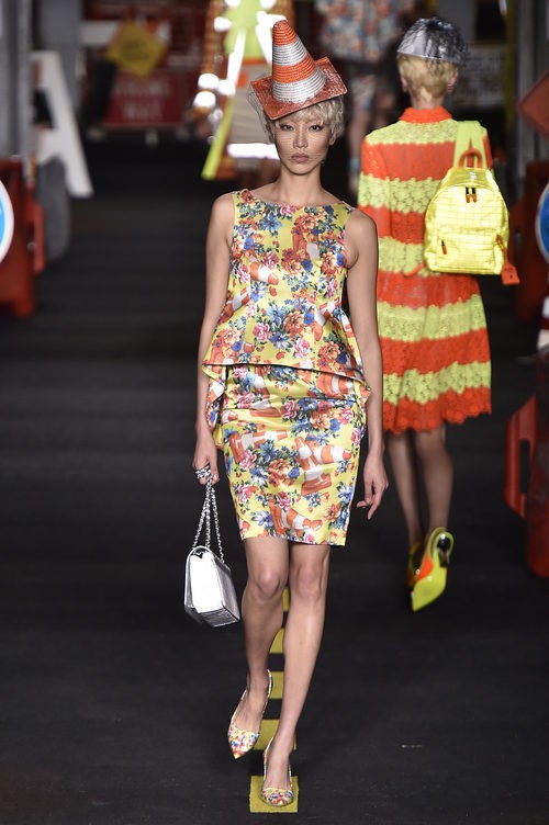 Traje dos piezas de flores de Moschino en la Milan Fashion Week primavera/verano 2016