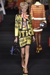 Traje negro y amarillo de Moschino en la Milan Fashion Week primavera/verano 2016