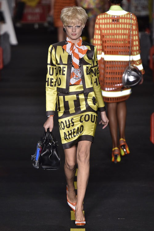 Traje negro y amarillo de Moschino en la Milan Fashion Week primavera/verano 2016