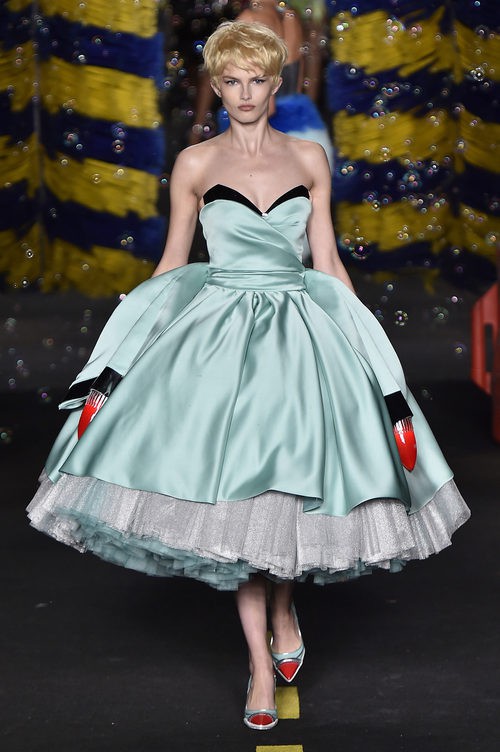 Vestido azul de Moschino en la Milan Fashion Week primavera/verano 2016