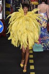 Vestido de plumas amarillas de Moschino en la Milan Fashion Week primavera/verano 2016